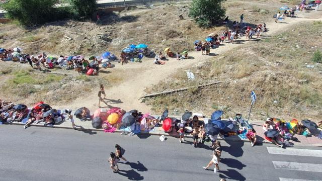 Las largas colas en plena ola de calor.