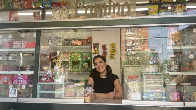 Cris posa en el interior de su quiosco, situado en la barriada de El Duende.