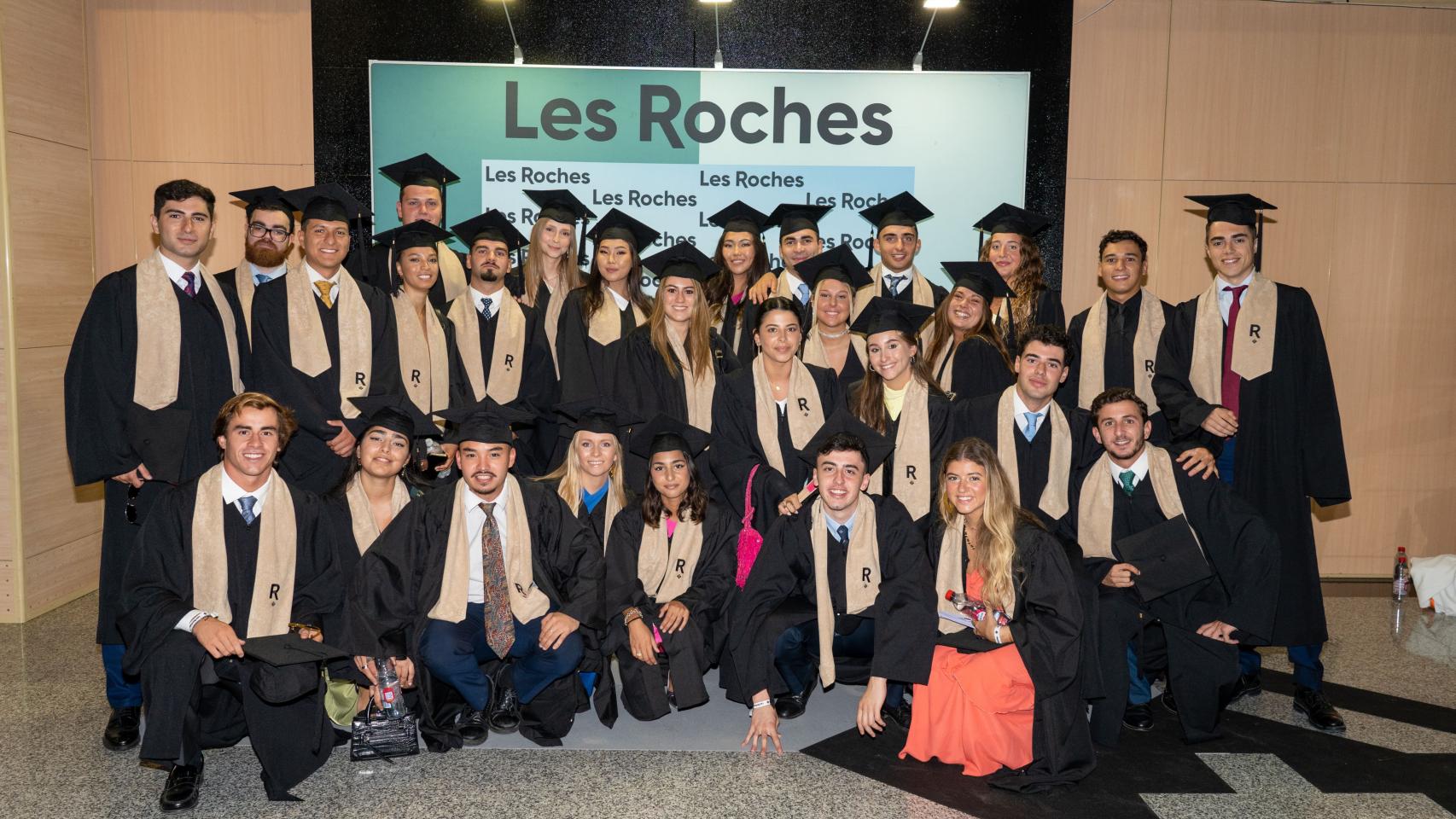 Les Roches Marbella gradúa a 275 alumnos y premia al chef Joan Roca con el “Hospitality Golden Key Award”