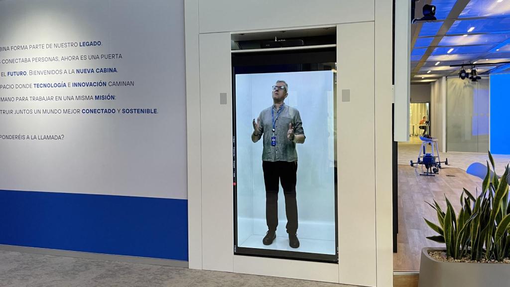 La pantalla con el holograma de Agustín Cárdenas, de Telefónica.
