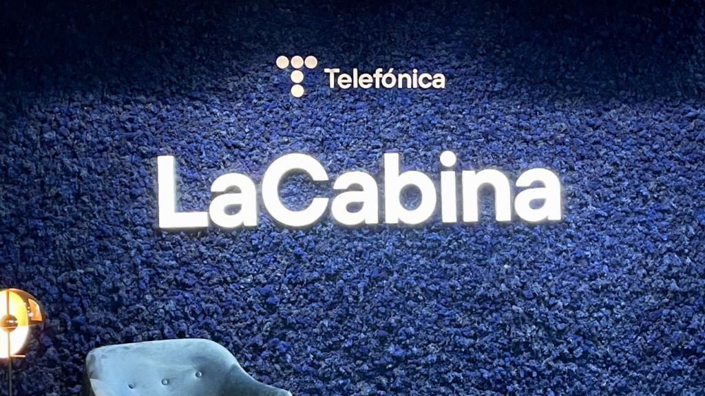 Entrada de La Cabina de Telefónica.