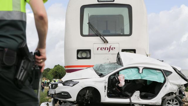Un coche fue arrollado por un tren en Lugo.