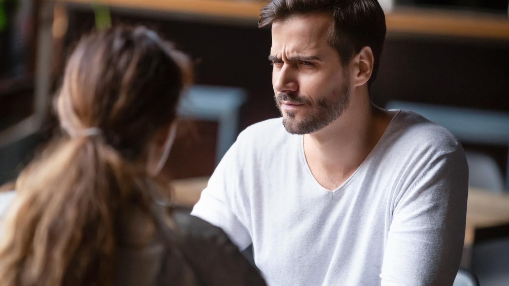 ¿De qué lado hablarle a tu pareja para que haga lo que quieras? Experta en lenguaje corporal lo desvela.