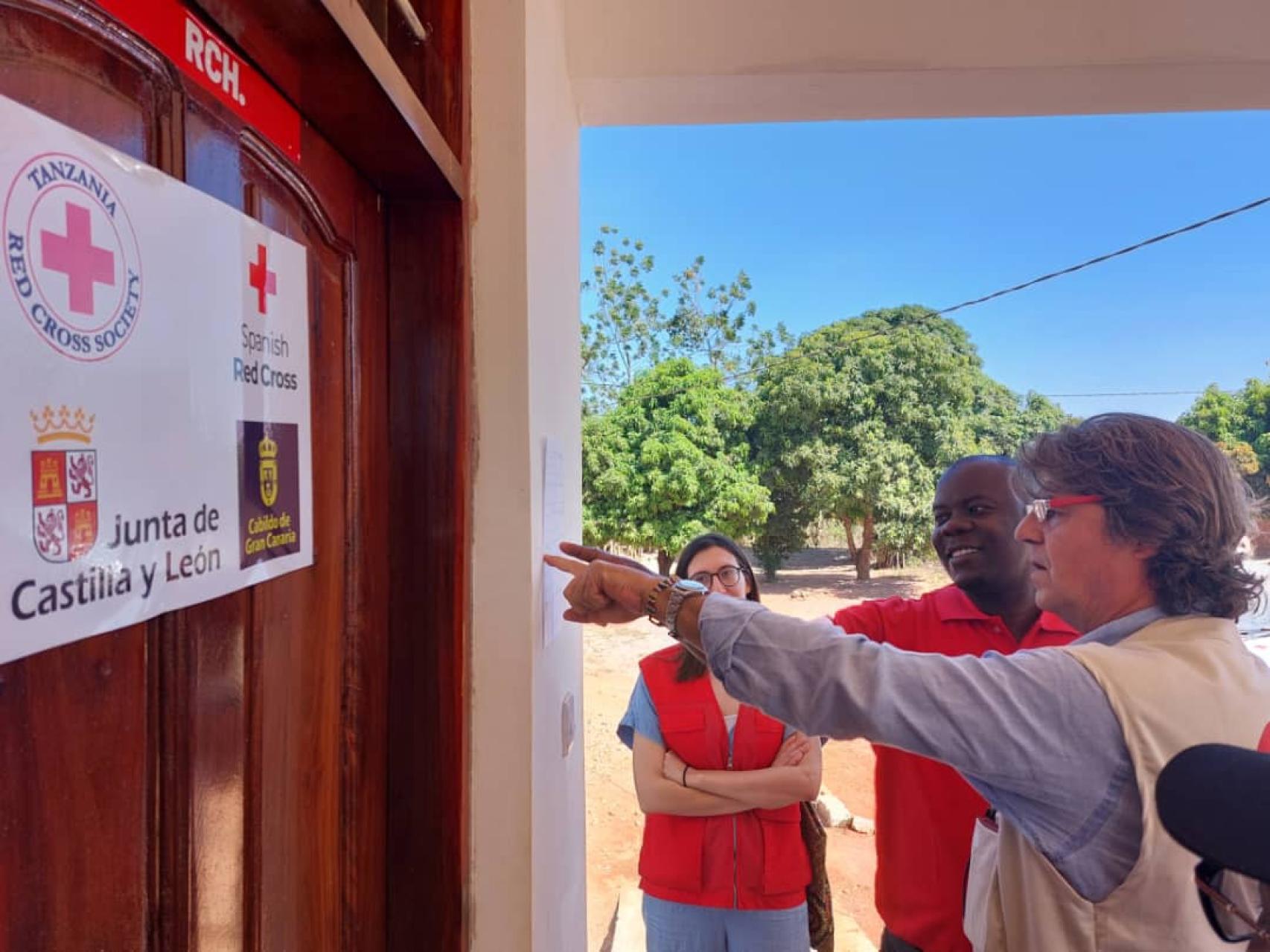Visita de la embajada española en Tanzania al proyecto de cooperación financiado por la Junta