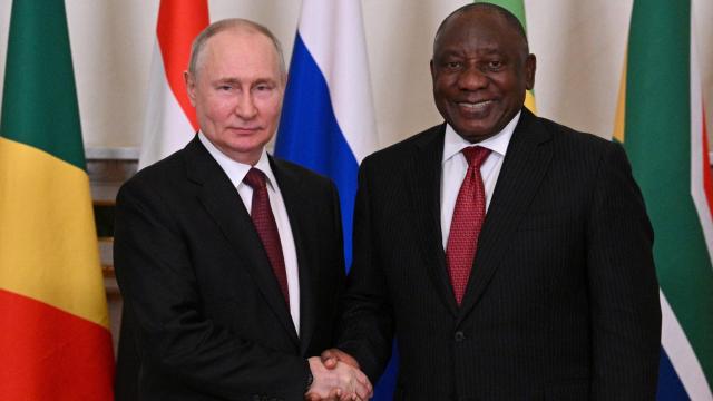 Vladímir Putin le da la mano al presidente sudafricano, Cyril Ramaphosa, durante una reunión en San Petersburgo, el 17 de junio de 2023.