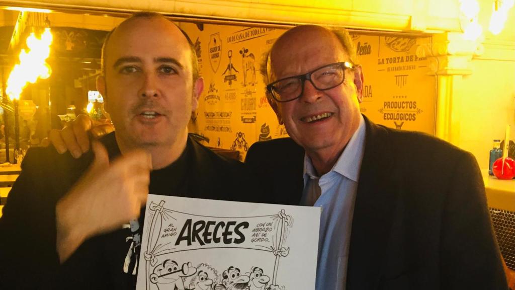 Carlos Areces (izq) posa junto a Francisco Ibáñez (dcha)