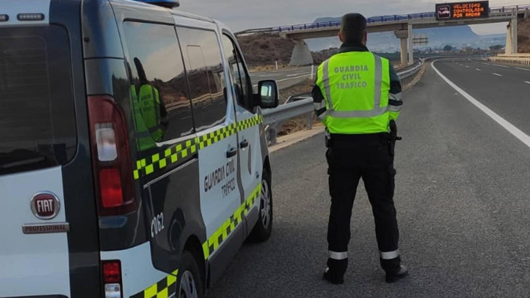 Un agente de la Guardia Civil de Tráfico, en imagen de archivo.