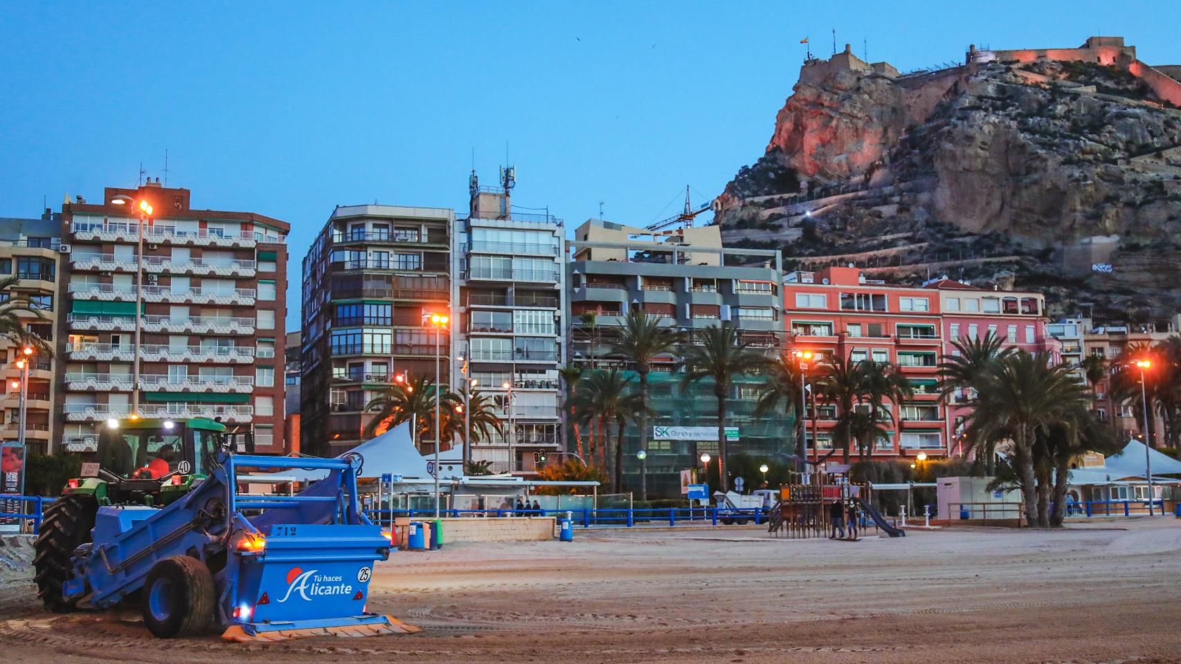 Operarios del equipo de limpieza de Alicante trabajando en la playa.