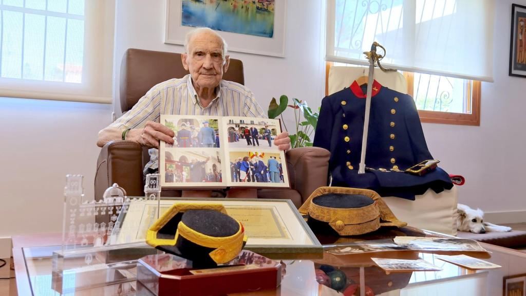 Juan Guilló con el uniforme de gala y los diversos reconocimientos conseguidos en su trayectoria.
