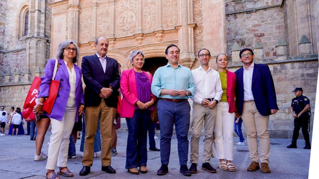 El ministro José Manuel Albares en Salamanca, acompañado por socialistas