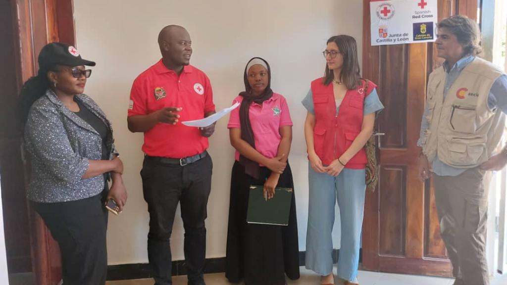 Visita de la embajada española en Tanzania al proyecto de cooperación financiado por la Junta