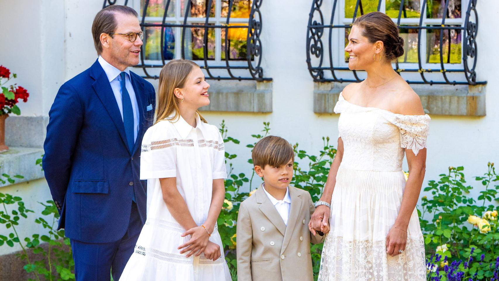 Victoria de Suecia junto a su marido y sus hijos, en su fiesta de cumpleaños.