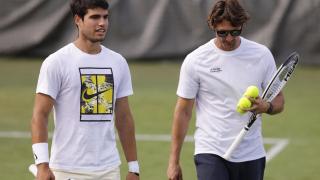 Carlos Alcaraz y Juan Carlos Ferrero durante la práctica en Wimbledon.