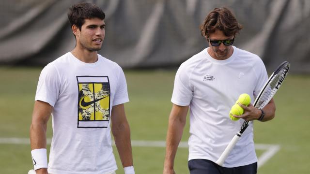 Carlos Alcaraz y Juan Carlos Ferrero durante un entrenamiento en Wimbledon.