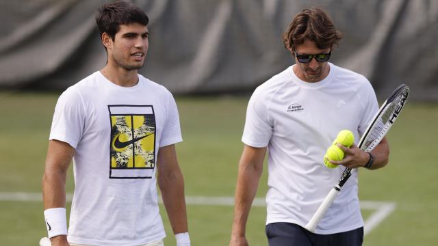 Carlos Alcaraz y Juan Carlos Ferrero durante un entrenamiento en Wimbledon.