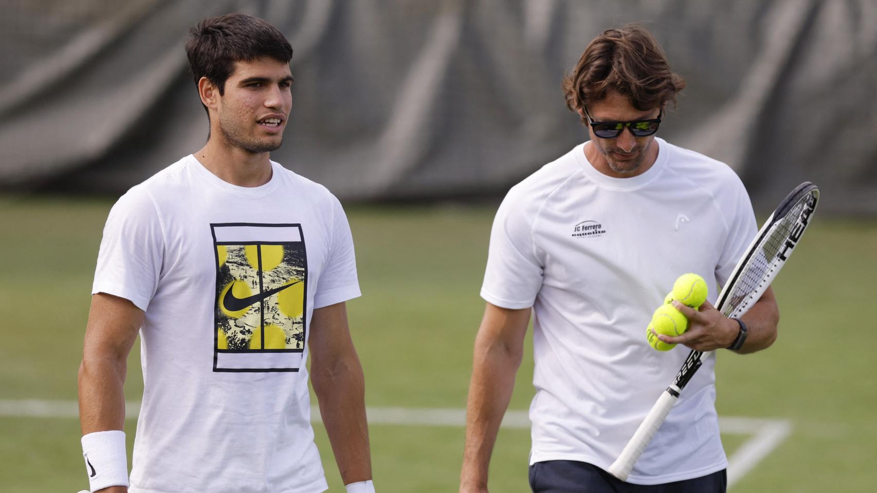 Carlos Alcaraz y Juan Carlos Ferrero durante un entrenamiento en Wimbledon.