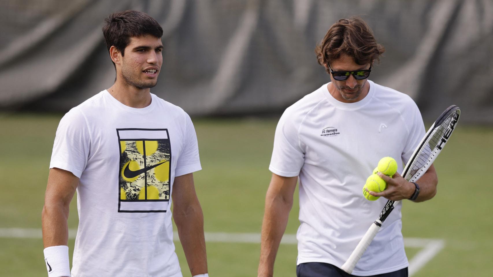 Carlos Alcaraz y Juan Carlos Ferrero durante un entrenamiento en Wimbledon