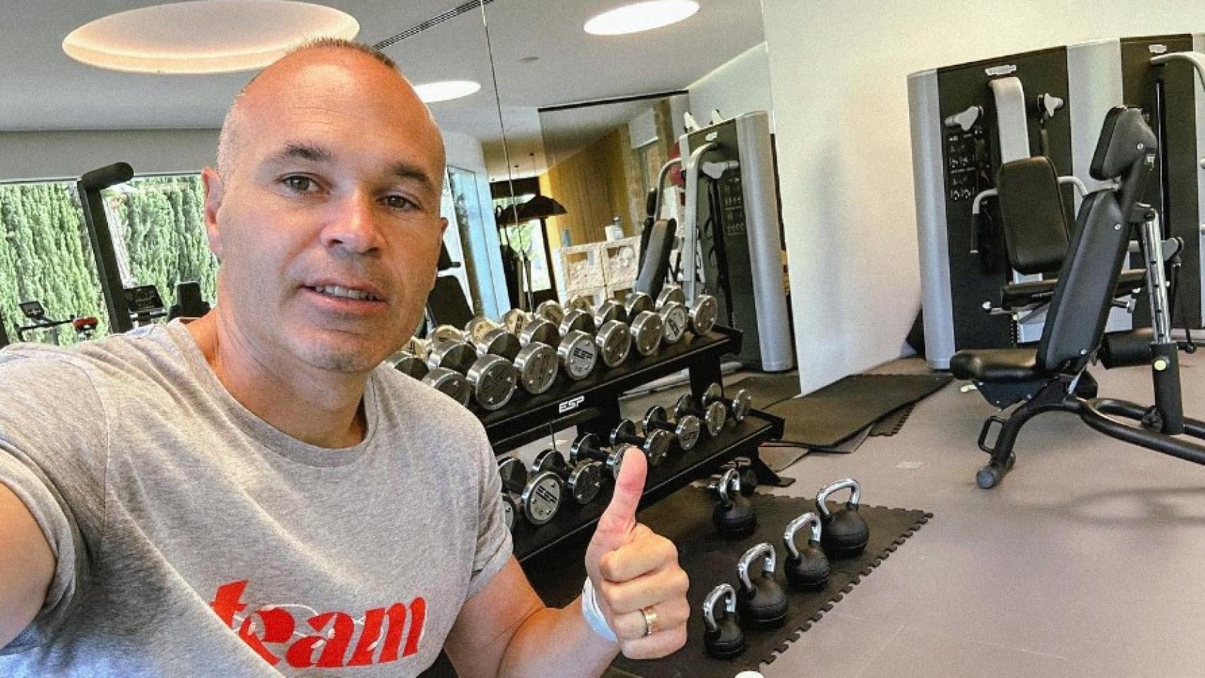 Imágenes del día: Iniesta no para de entrenar a la espera de conocer su futuro