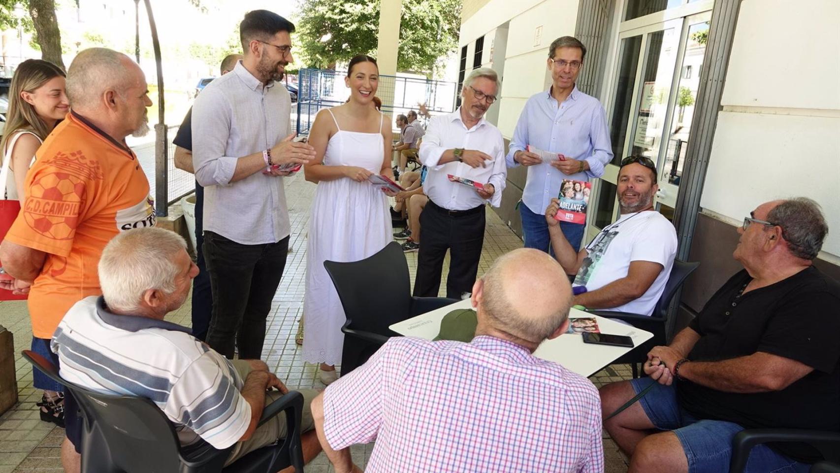 Los candidatos del PSOE al Congreso, Mari Nieves Ramírez y Cristóbal Fernández, el candidato al Senado, Rafael Granados, y el alcalde del Campillos, Diego Gómez, en una visita al municipio. - PSOE
