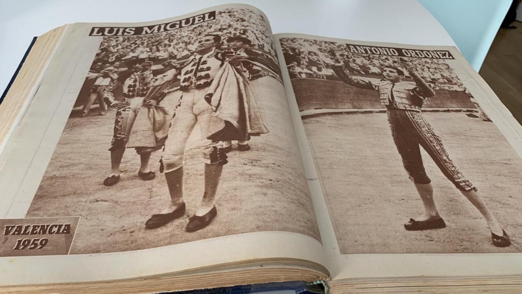 El tomo encuadernado de la revista Ruedo correspondiente a 1959.