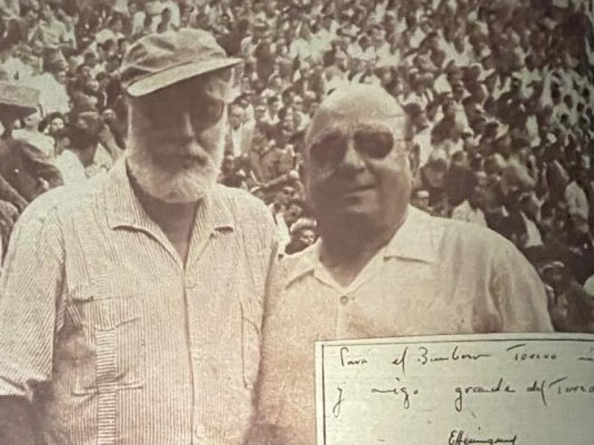 Hemingway, que sí era buen bebedor, posando con el bombero torero.
