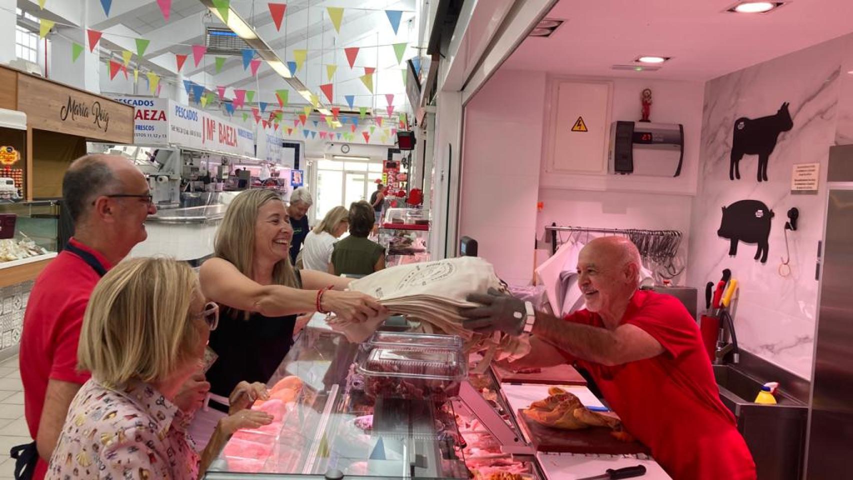 La concejal de Comercio, Lidia López, en un mercado municipal.