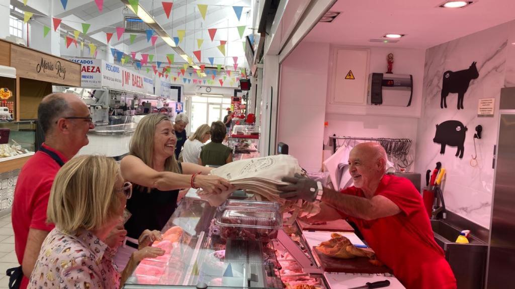 La concejal de Comercio, Lidia López, en un mercado municipal.