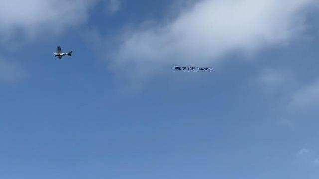 Una avioneta con un cartel que pone Que te vote Txapote recorre las playas de Benidorm y Villajoyosa