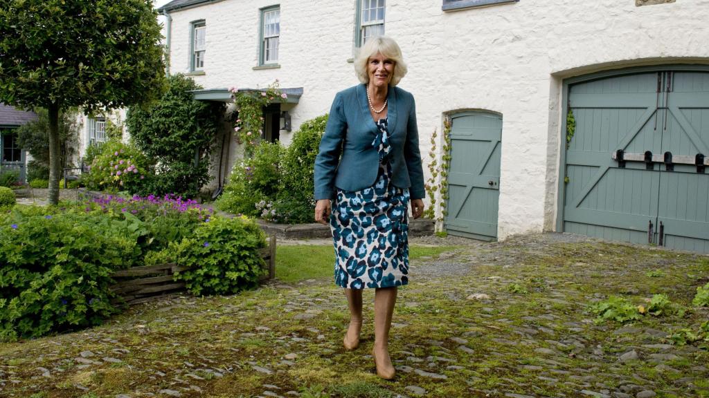 La reina Camila frente a Llwynywermod, en una imagen de archivo.