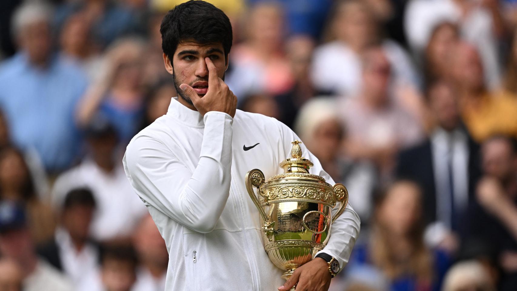 Carlos Alcaraz, secándose las lágrimas tras ganar Wimbledon 2023