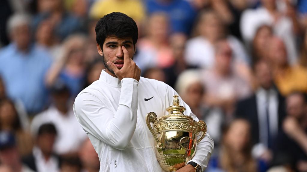 Carlos Alcaraz, secándose las lágrimas tras ganar Wimbledon 2023