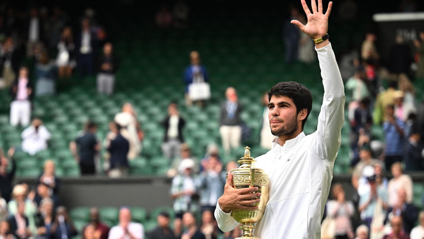 Carlos Alcaraz posa con el trofeo de campeón de Wimbledon.