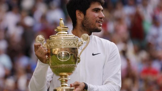 Alcaraz, junto al trofeo de campeón de Wimbledon.