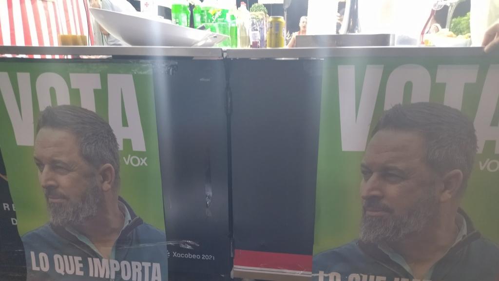 La parte de abajo de la caseta de Vox en las Fiestas de Vallecas.