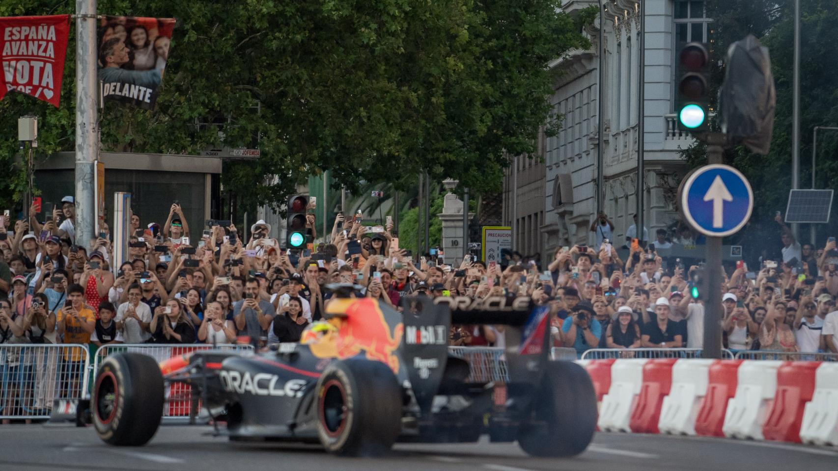 Checo Pérez pilota el RB7 durante el Red Bull Showrun de Madrid