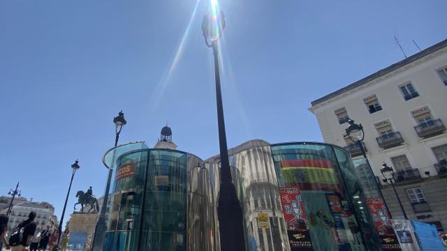 El calor azota a los nuevos quioscos acristalados de la Puerta de Sol: “Hemos llegado a los 46 grados”