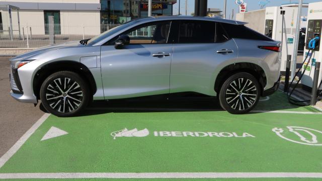 Imagen del nuevo Lexus RZ probado en un cargador público de Iberdrola.
