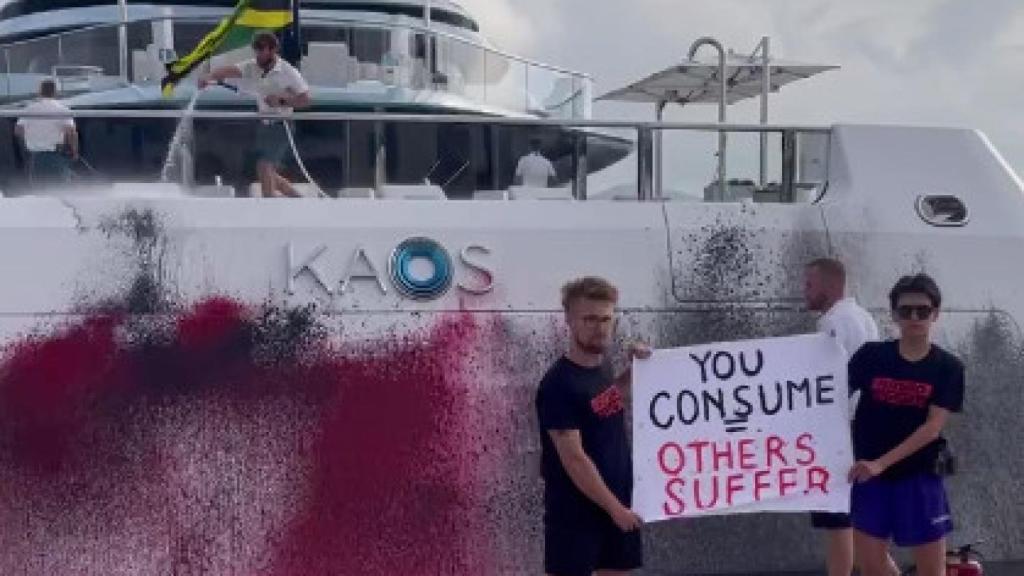 Los activistas de Futuro Vegetal frente al yate que han rociado con pintura