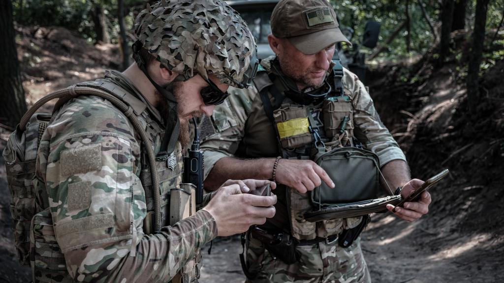 Los comandantes de posición y de área, Konstantine y Yaroslav, introducen las coordenadas del objetivo que deben neutralizar con el BM-21 Grad