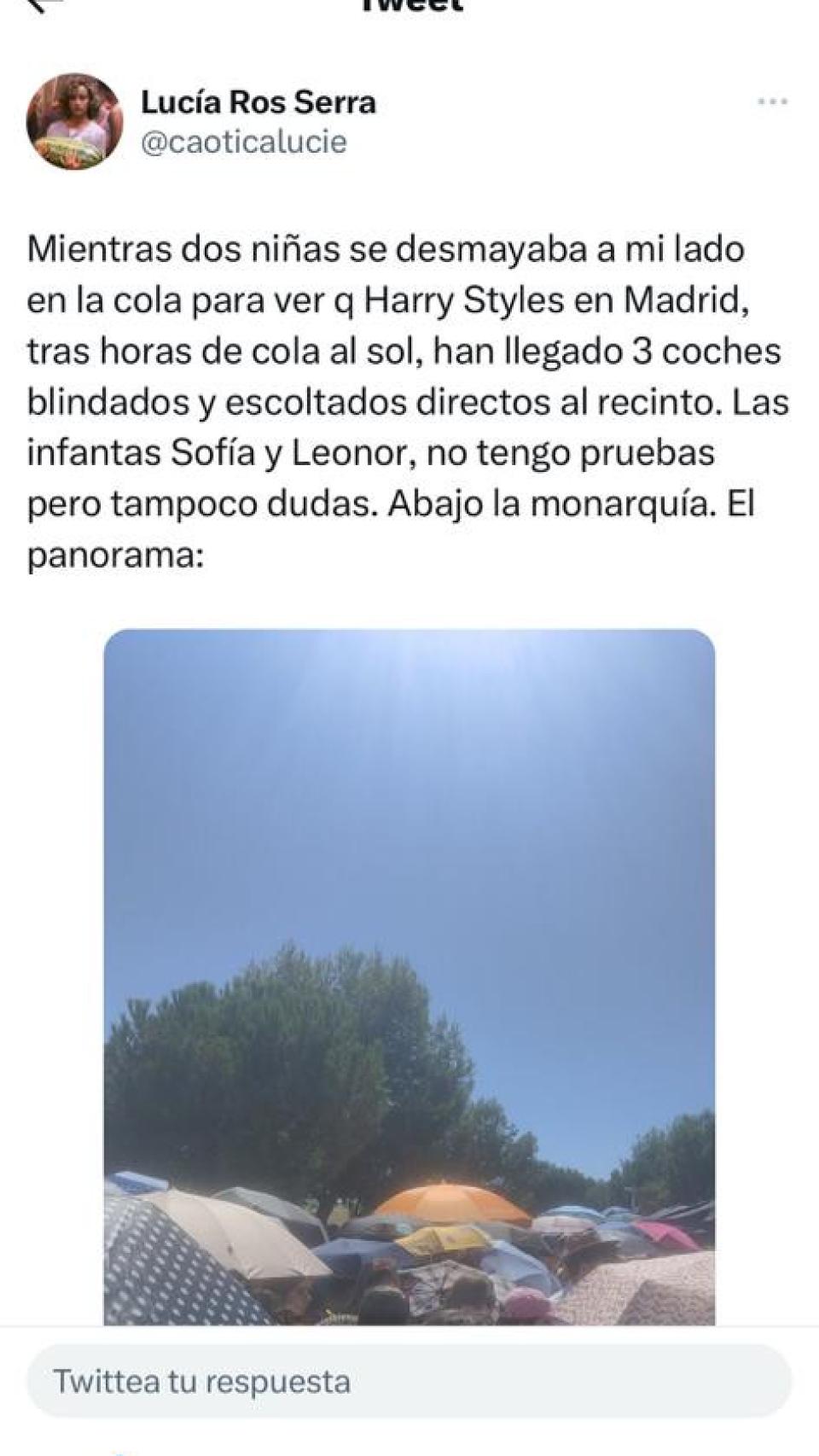 Una de las asistentes al concierto se queja de las largas colas para entrar.