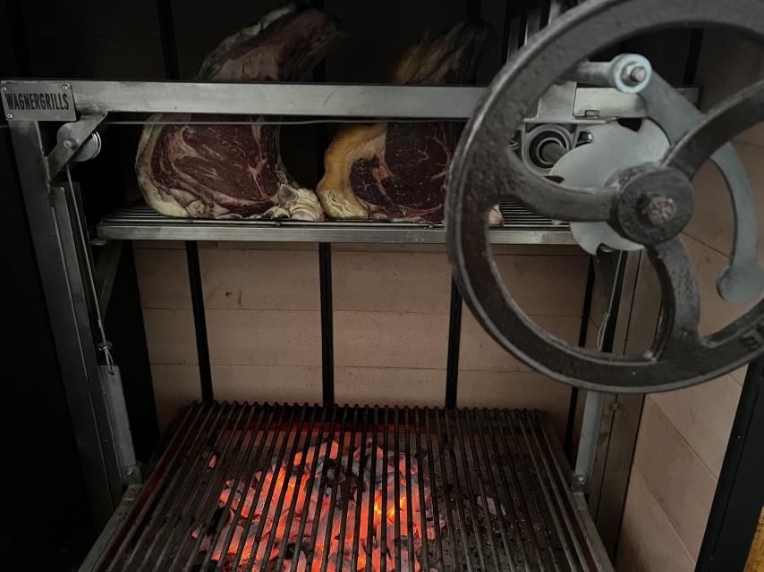 Atemperando chuletas al calor de las brasas