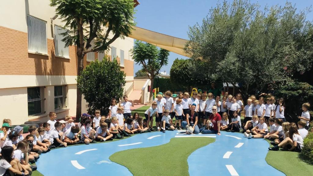 Foto de familia de la protectora animales Finca La Castellana y ELIS Villamartin.