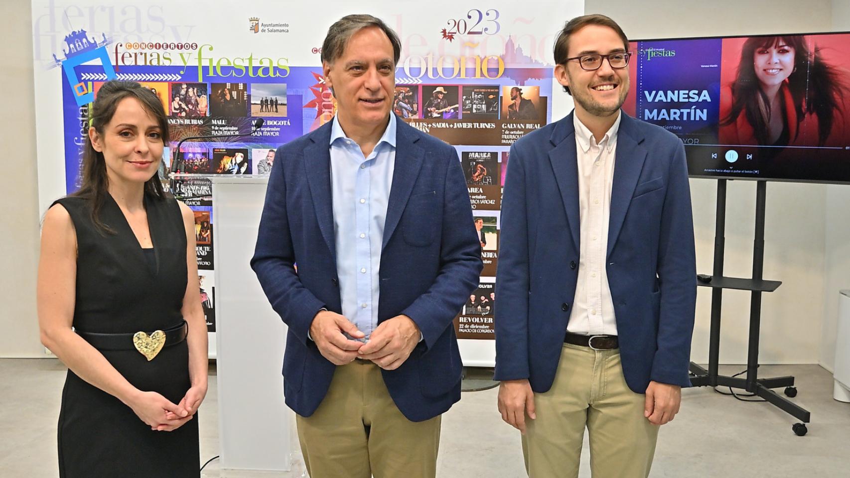 El alcalde de Salamanca, Carlos García Carbayo, junto a la concejala de Fiestas, Carmen Seguín, y el concejal de Cultura, Ángel Fernández