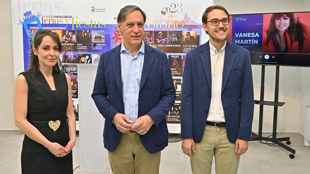 El alcalde de Salamanca, Carlos García Carbayo, junto a la concejala de Fiestas, Carmen Seguín, y el concejal de Cultura, Ángel Fernández