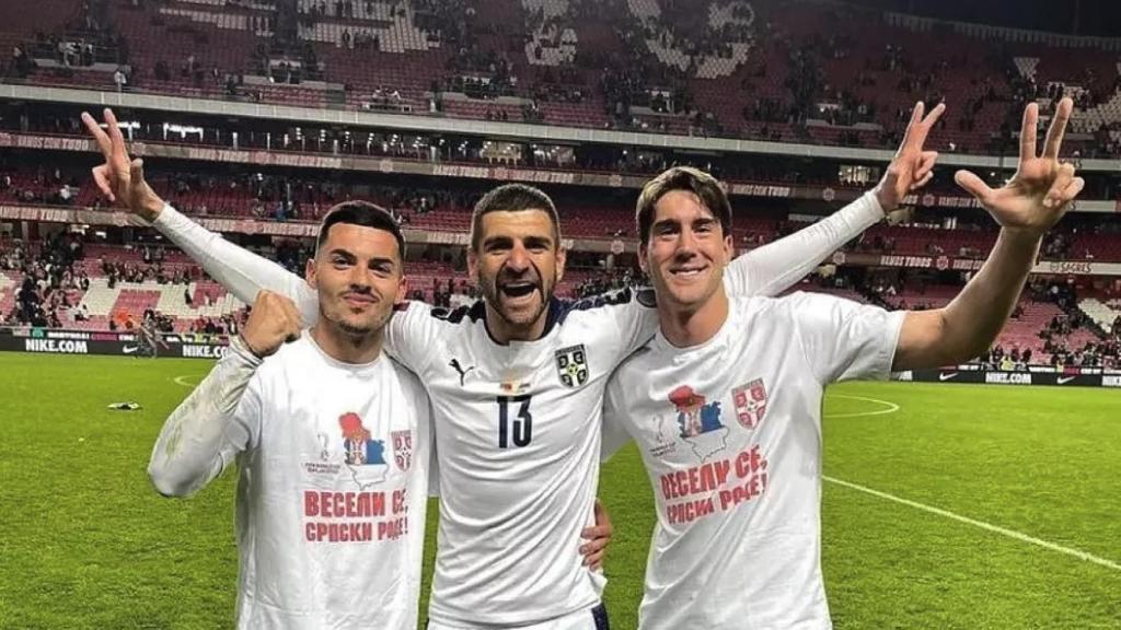 La foto de Vlahovic junto a Tadic y Kostic haciendo el saludo con los tres dedos