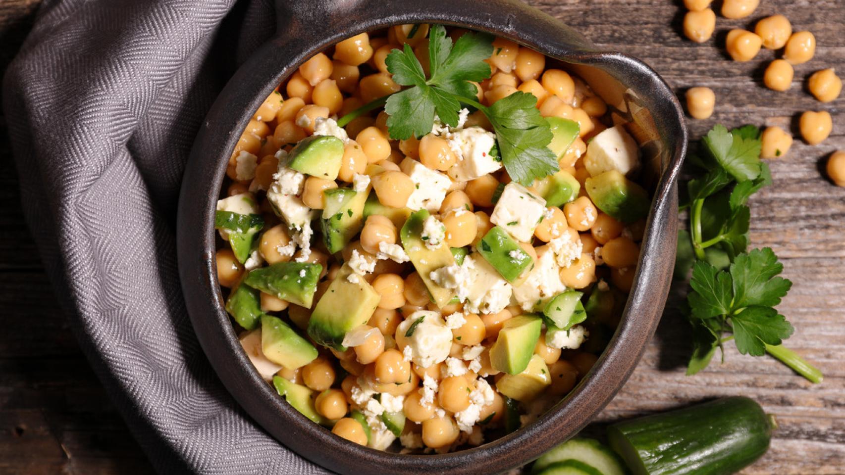 Receta de ensalada de garbanzos, aguacate y queso feta.