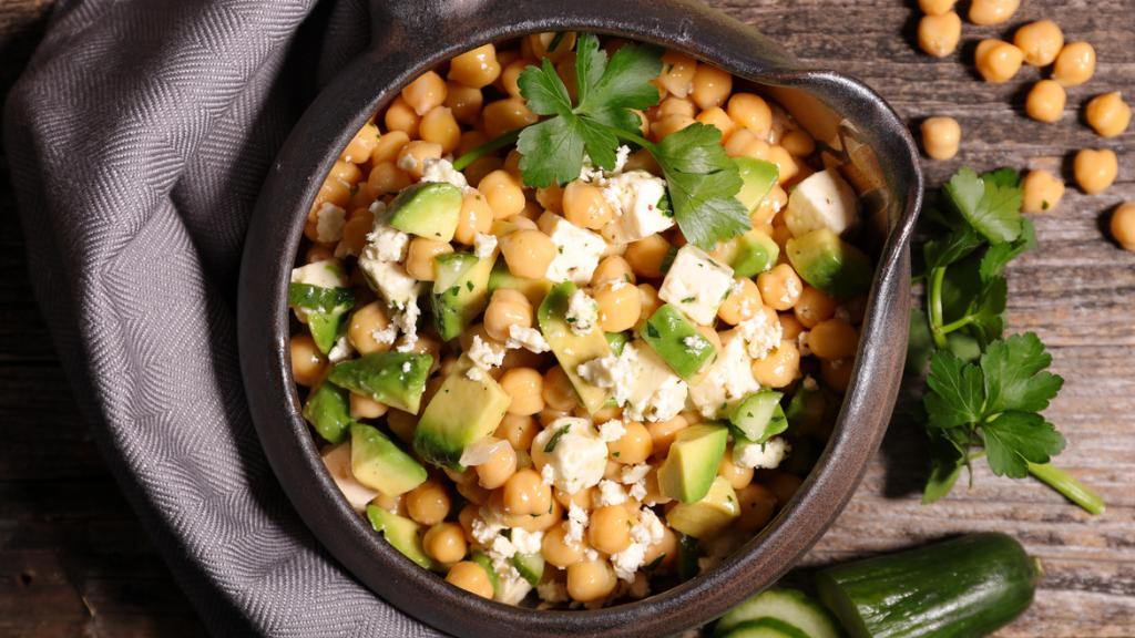 Receta de ensalada de garbanzos, aguacate y queso feta.