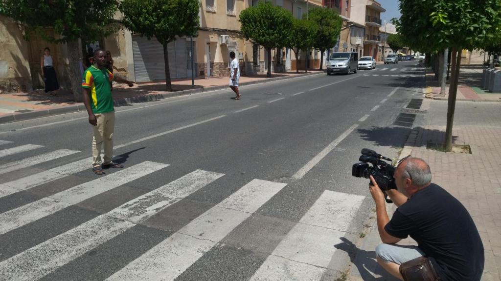 Khadj, este lunes, señalando desde el paso de peatones la dirección en la que huyó el coche que atropelló a su esposa, Astou, embarazada de nueve meses.