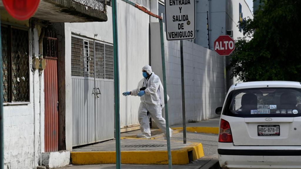 Un trabajador del Servicio Médico Forense camina por el lugar donde fue asesinado Nelson Matus, el sábado.
