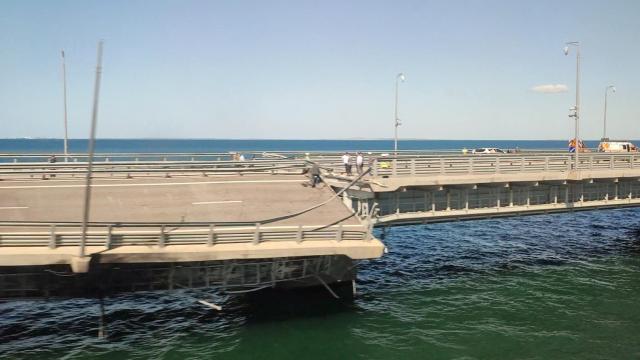 Una carretera dañada tras el ataque al puente de Crimea, en el estrecho de Kerch, este lunes.
